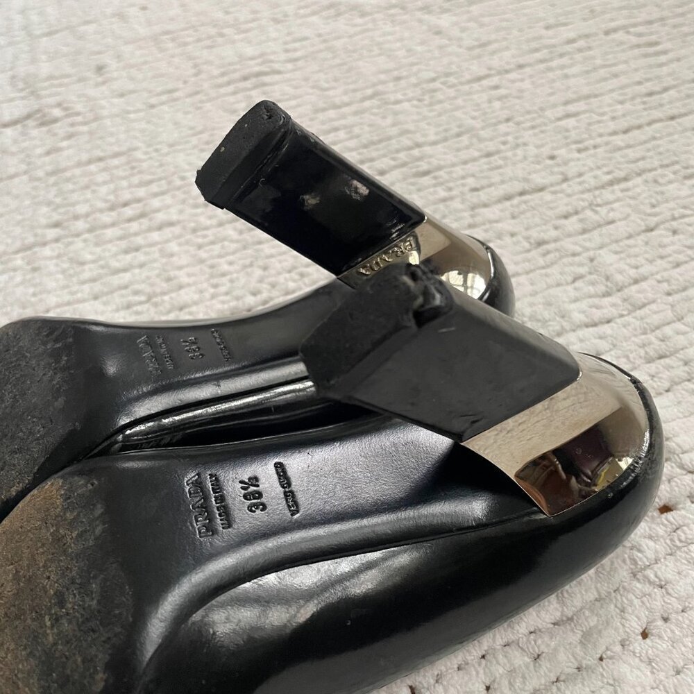 Prada Women's SIlver Accent Black Patent Leather Pumps - Size 8/38.5 - Picture 3 of 8